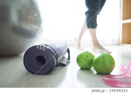 ヨガ 24939325
