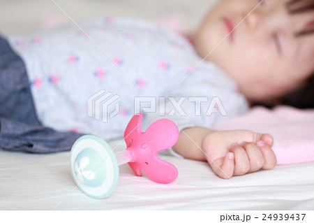 赤ちゃん (昼寝 日常 ライフスタイル 眠る 熟睡 育児 子育て 1歳 1才 一歳 一才) 24939437