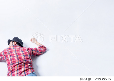 倒れている人 24939515