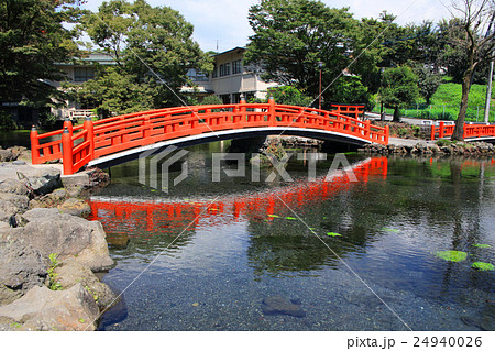 湧玉池と赤い橋 池 和風イメージの写真素材