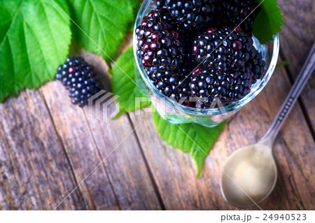 Cup of fresh natural blackberries with leafs 24940523