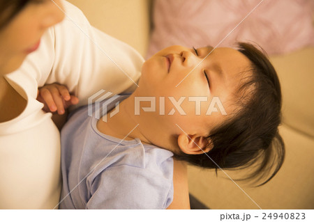 お母さんと男の子の赤ちゃん お母さんと男の子の赤ちゃん 24940823