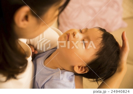 お母さんと男の子の赤ちゃん お母さんと男の子の赤ちゃん 24940824