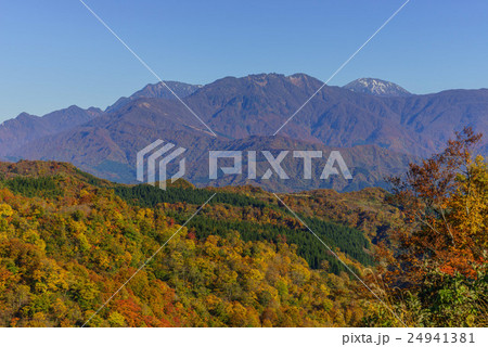 秋の八海山の風景 24941381