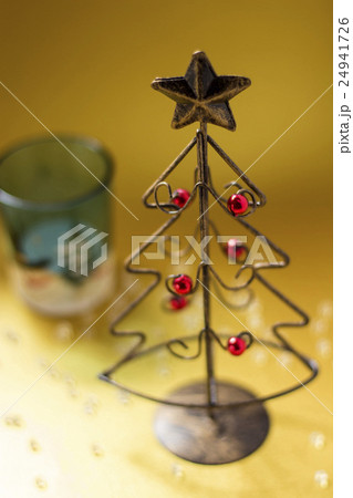 クリスマスツリーとキャンドルホルダー 24941726