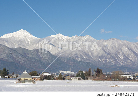 信州 冬の安曇野と北アルプス 常念岳を望む 安曇野冬景色の写真素材
