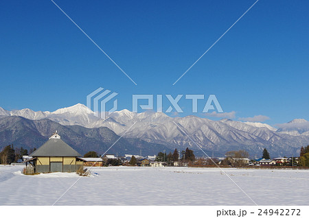 信州 冬の安曇野と北アルプス 常念岳を望む 安曇野冬景色の写真素材