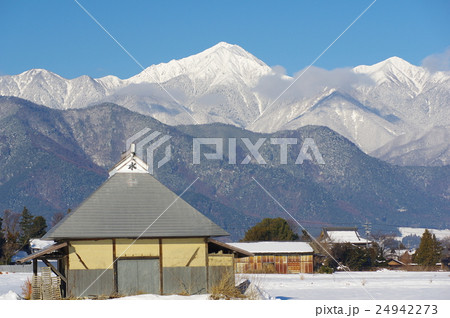 信州 冬の安曇野と北アルプス 常念岳を望む 安曇野冬景色の写真素材