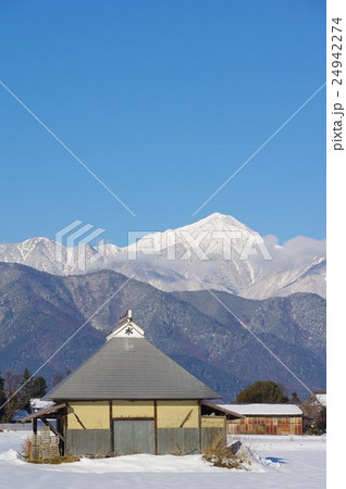 信州 冬の安曇野と北アルプス 常念岳を望む 安曇野冬景色の写真素材