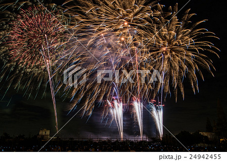 三重県 長島スパーランドの花火 比較明合成の写真素材