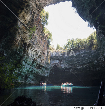 ギリシャ ケファロニア島のメリッサーニ洞窟の地底湖の写真素材