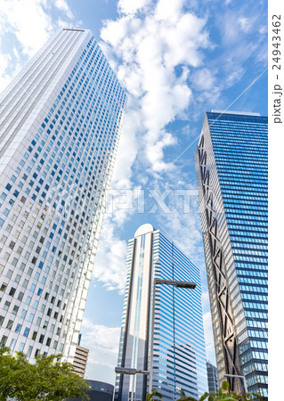 新宿西口高層ビル群と街路樹 縦 の写真素材