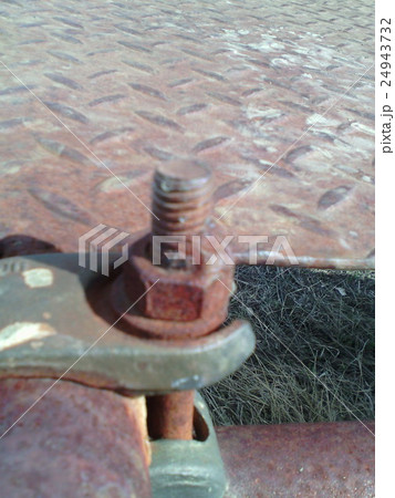 Rusty metal part Rusty metal part 24943732