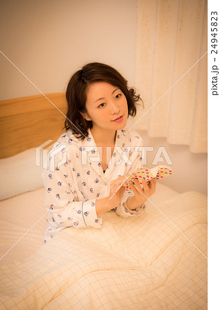 夜　ベッド　女性 24945823