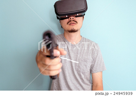 VR、銃を持った男性 24945939