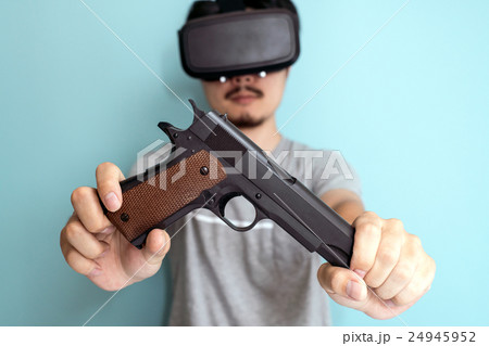 VR、銃を持った男性 24945952