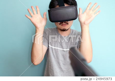 VR、銃を向けられる男性 VR、銃を向けられる男性 24945973