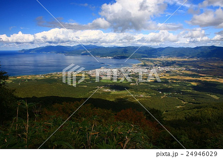 初秋の岩内岳登山道から見る岩内町市街地と日本海 24946029