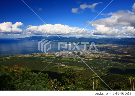 初秋の岩内岳登山道から見る岩内町市街地と日本海 24946032