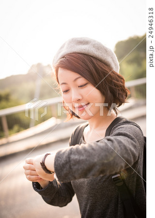 夕焼け　ポートレート　女性 24946318