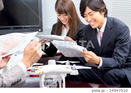男性社員　女性社員　ドローン導入検討　会社　無人航空機　無線操縦航空機　クアッドコプター 24947010