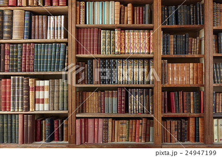 アンティークな本棚 横位置 の写真素材