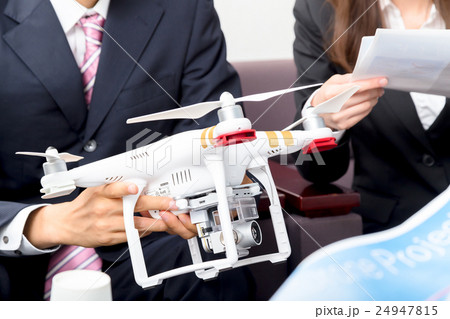 会社員　ドローン導入検討　会社　無人航空機　無線操縦航空機　クアッドコプター 24947815