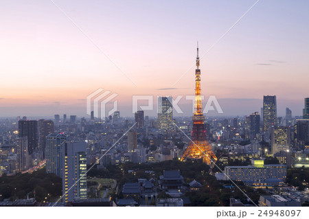 東京タワーと東京都心全景　夕景　夜景　トワイライト　夕焼け 24948097