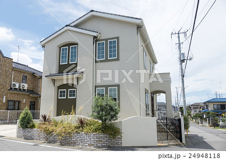 住宅 新築住宅街 外構 玄関アプローチ デザイン レンガ調 外灯 植栽 植え込みの写真素材