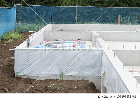 住宅 工事現場 基礎工事 土台 コンクリート 型枠 配筋 ベタ基礎 耐震性 住宅 工事現場 基礎工事 土台 コンクリート 型枠 配筋 ベタ基礎 耐震性 24948143