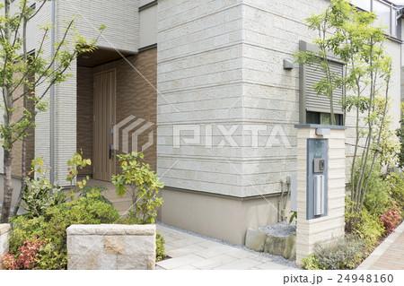 住宅 玄関アプローチ 植栽 外構 エクステリア 沢山のサイディング組み合わせ 住宅 玄関アプローチ 植栽 外構 エクステリア 沢山のサイディング組み合わせ 24948160