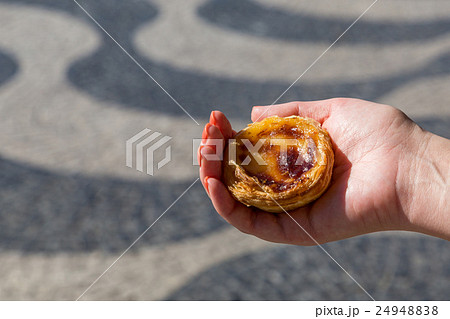 Portuguese dessert Pasteis de nata in women hand Portuguese dessert Pasteis de nata in women hand 24948838