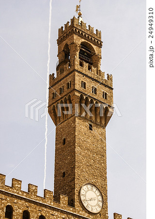 The clock tower of Palazzo Vecchio in Signoria 24949310