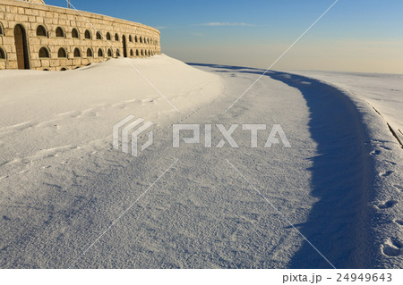 War memorial 24949643