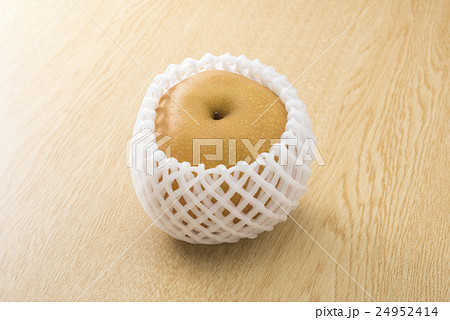 テーブルの上の梨 24952414