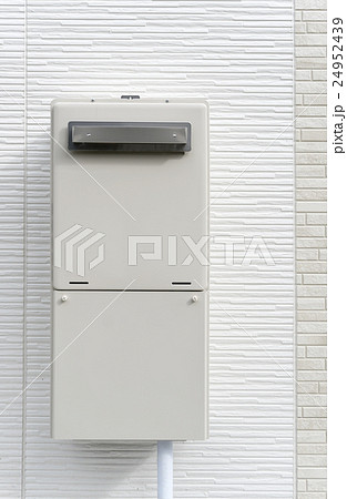 住宅 設備 給湯器 エコキュートとサイディング 白 住宅 設備 給湯器 エコキュートとサイディング 白 24952439