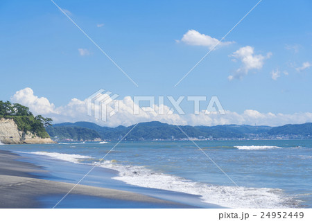 湘南　稲村ヶ崎　海　砂浜　海岸　波　波しぶき　　海岸　青空　夏 24952449