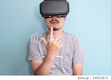 VR、銃を構える男性 VR、銃を構える男性 24952672