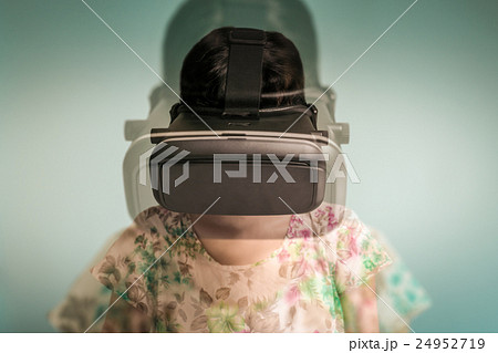 VRを見る女性 24952719