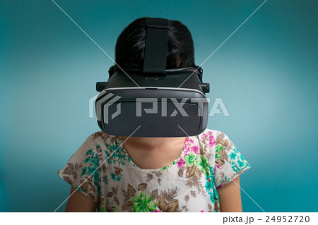 VRを見る女性 VRを見る女性 24952720