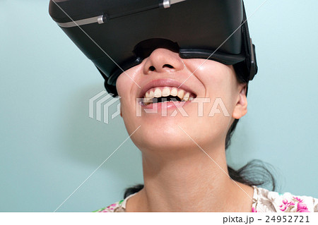 VRを見る女性 VRを見る女性 24952721