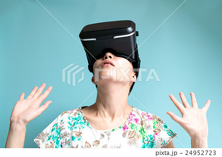 VR、驚く女性 24952723