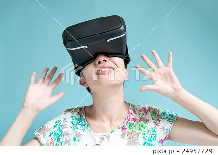 VR、驚く女性 24952729