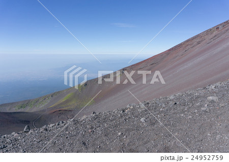 富士山 宝永山遊歩道から宝永火口を覗く 富士山 宝永山遊歩道から宝永火口を覗く 24952759