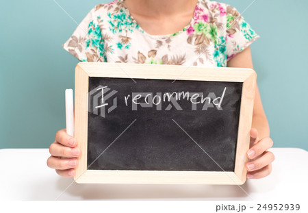 おすすめする女性 24952939