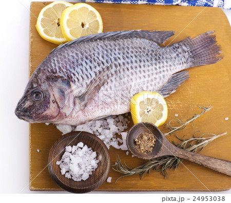 Raw Whole Fish Raw Whole Fish 24953038