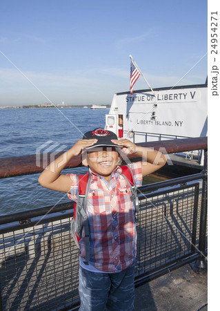 ニューヨークのフェリーと子供 24954271