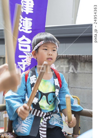 神輿に乗る子供 神輿に乗る子供 24954363
