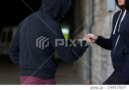 close up of addict buying dose from drug dealer 24957007