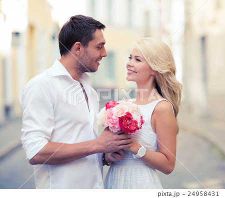 couple with flowers in the city 24958431